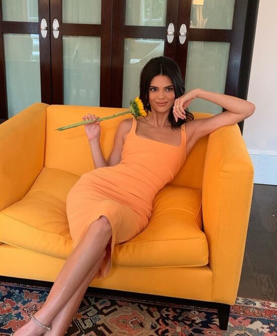 Su look naranja es polémico en redes sociales. Foto: Instagram