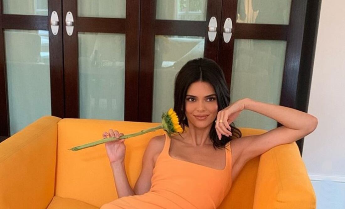 Su look naranja es polémico en redes sociales. Foto: Instagram