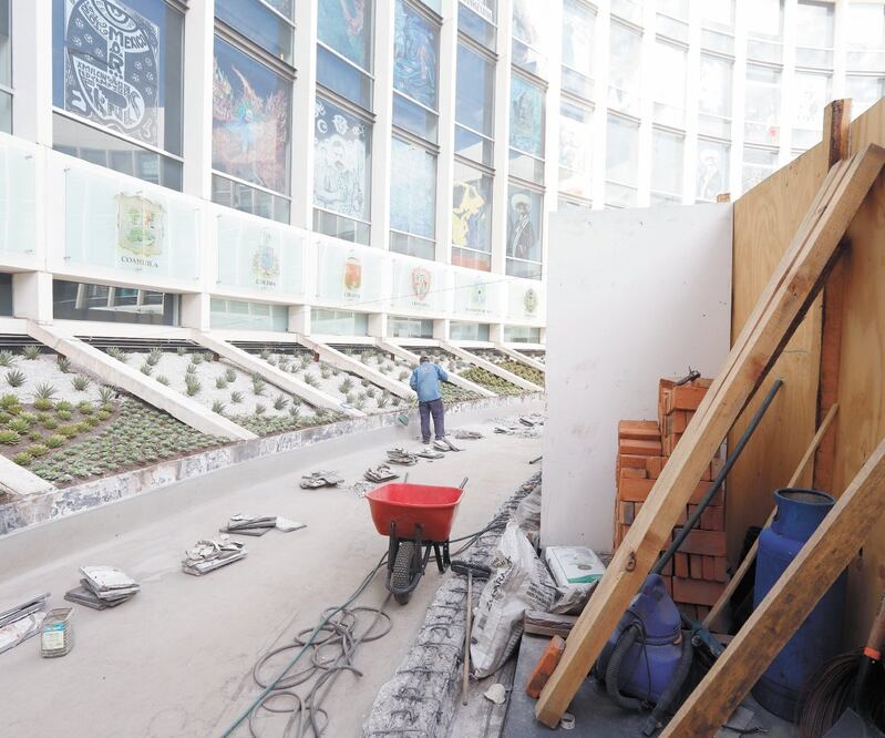 Según la Secretaría General de Servicios Administrativos del Senado, se contrató un servicio integral para la reparación correspondiente en patio, hemiciclo, torre de comisiones y pleno. FOTOS: BERENICE FREGOSO. EL UNIVERSAL