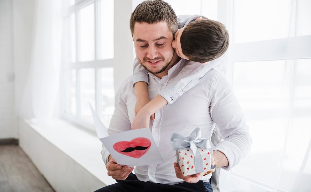 Ropa y calzado son excelentes regalos para el Día del Padre. Foto: Freepik