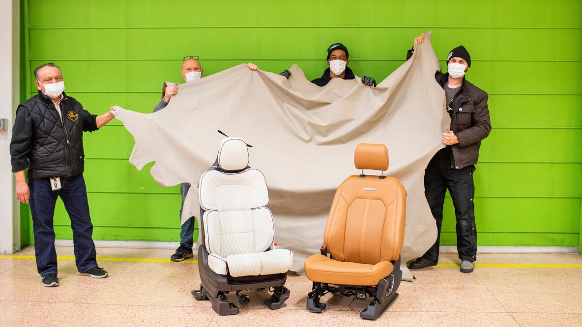 Ford encuentra 100 mil dólares en pieles limpiando su sótano, las dona a negocios locales