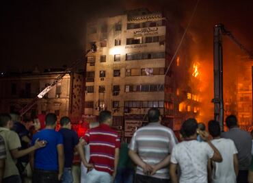 Suman 3 muertos y 90 heridos tras incendio en El Cairo