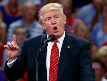 Insinúa Donald Trump llamado a la violencia contra Hillary Clinton