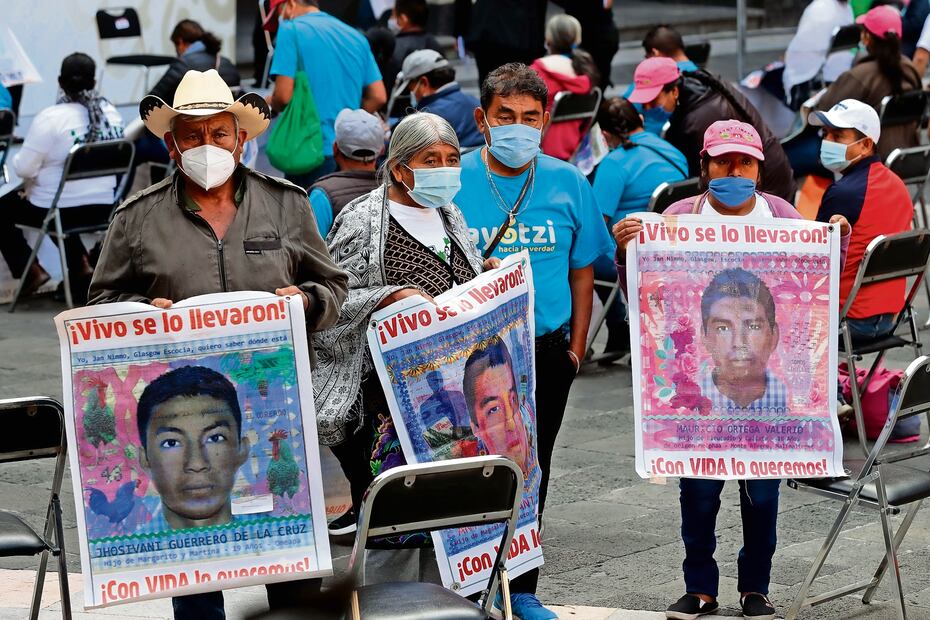 Padres y familiares de los 43 estudiantes desaparecidos, durante una reunión en Palacio Nacional, el 26 de septiembre de 2020. Foto: Archivo / EL UNIVERSAL