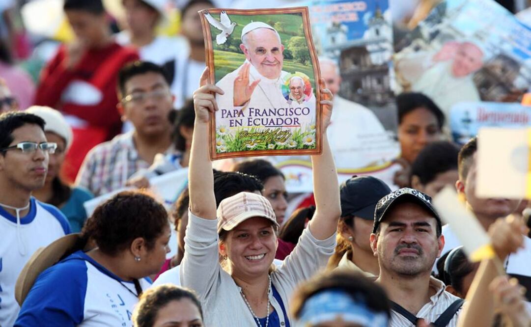 Gritos de emoción y aplausos ofrecieron miles de fieles al Pontífice