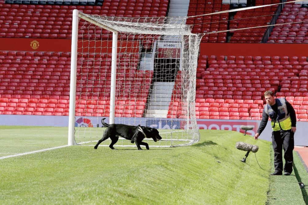 El equipo antibombas inspeccionó el ‘Teatro de los Sueños’, mientras que el partido ‘M anU’-Bournemouth no se realizó (MARTIN RICKETT. AP)