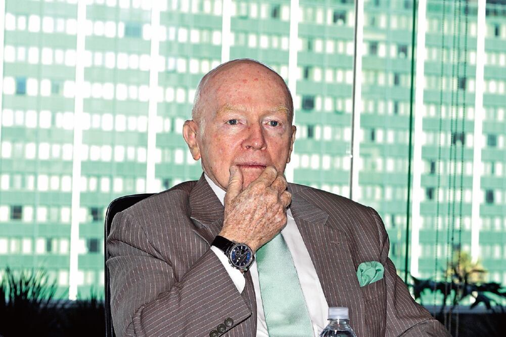 Mark Mobius, considerado “el gurú de los mercados emergentes”, exhortó a los inversionistas a buscar oportunidades ante el actual entorno de volatilidad, e incluso sugirió considerar opciones en el extranjero (LUIS CORTÉS. EL UNIVERSAL)