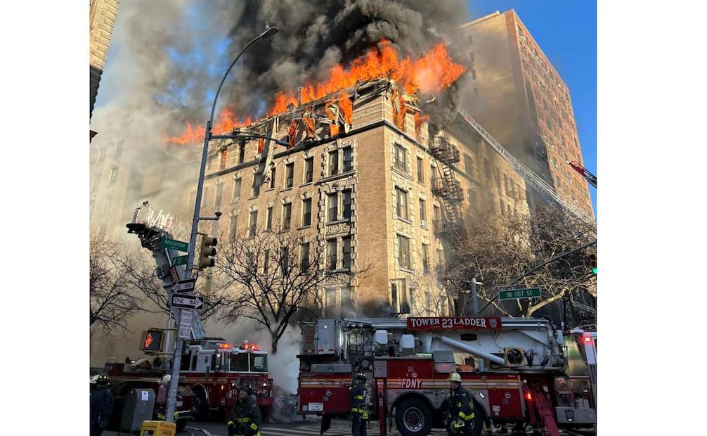 Fotografía divulgada por el Departamento de Bomberos de Nueva York (FDNY) donde aparecen bomberos controlando un incendio este martes, en Nueva York (Estados Unidos). Al menos tres personas resultaron levemente heridas en un grave incendio que se propagó en un edificio de apartamentos del barrio Upper West Side en Manhattan (Nueva York), informó el FDNY. Foto: EFE