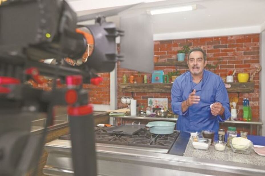 Omar Fierro mete su cuchara, tenedor y hasta cazuelas en YouTube