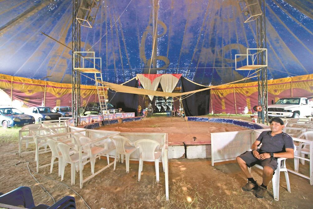 Ante la falta de recursos económicos, los Rudy Brothers se han instalado en vehículos de utilería, donde llevan más de un mes sin agua ni comida. FOTOS: LUMA LÓPEZ. EL UNIVERSAL