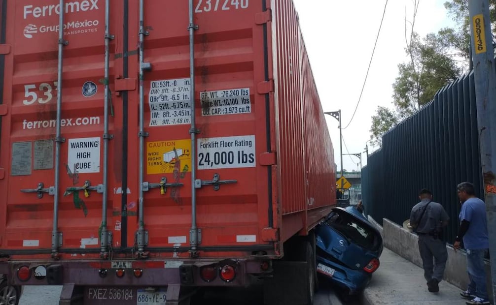 La unidad de carga impactó a un automóvil particular, el cual quedó prensado entre las unidades. Foto: Especial