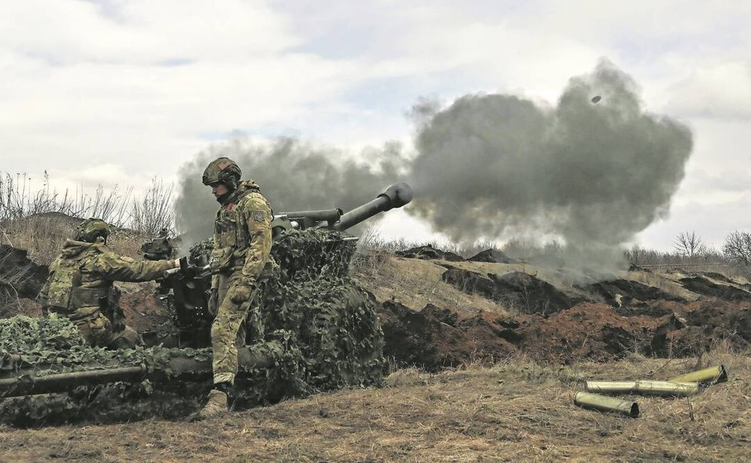 Militares ucranianos disparan con un obús de 105 mm hacia posiciones rusas cerca de la ciudad de Bakhmut. Foto: Aris Messinis/AFP