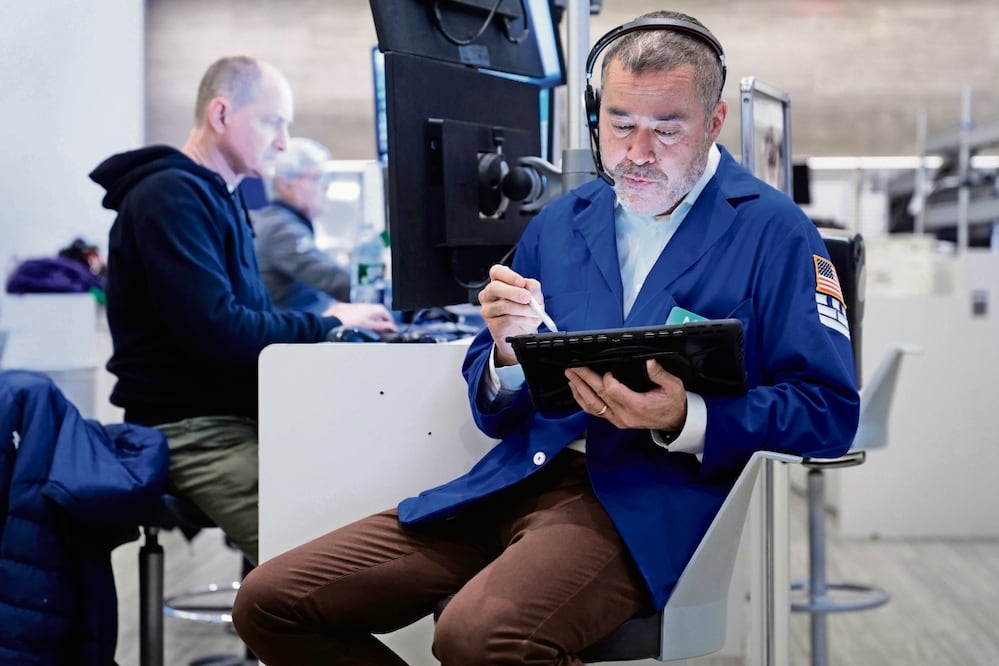 Los mercados reaccionaron a la volatilidad asociada al conflicto en Medio Oriente, coincidieron analistas. Foto: Spencer Platt / AFP