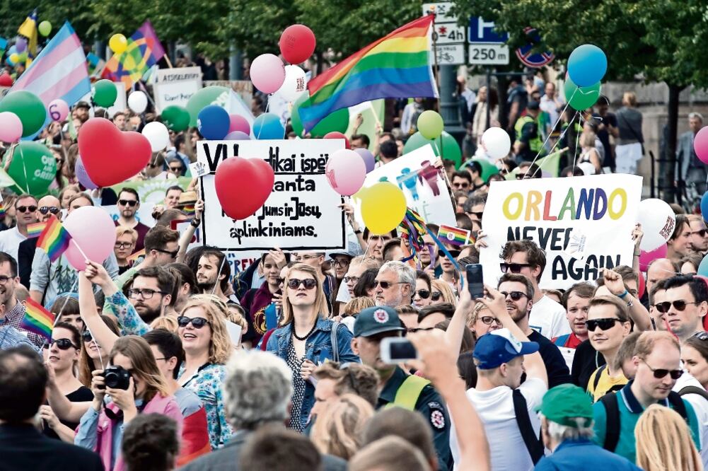 Participantes en el desfile anual del Orgullo Gay en Vilna, Lituania, se solidarizaron ayer con las víctimas del tiroteo del bar Pulse, en Orlando (MINDAUGAS KULBIS. AP)