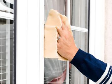 ¡No más periódicos! El truco que hará secar tus cristales sin esfuerzo; el resultado te sorprenderá