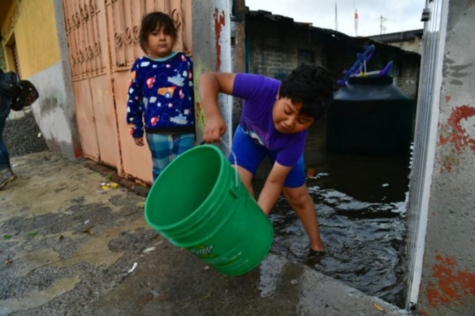 Trasladan en lanchas a personas afectadas por inundaciones en Ixtapaluca