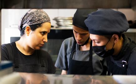 Mujeres latinas cocinan a diez manos en Costa Rica