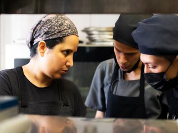 Mujeres latinas cocinan a diez manos en Costa Rica