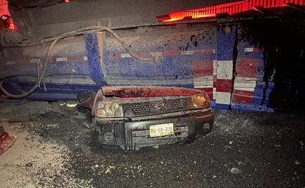 Camión cae de puente elevado sobre una camioneta en Nuevo León