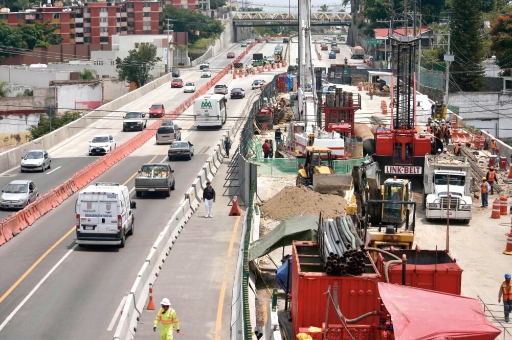 Aunque la oquedad fue cubierta, continuarán las obras, por lo que aún no se permitirá el tránsito vehicular en la zona, aclaró el delegado de la SCT. (TONY RIVERA. EL UNIVERSAL)