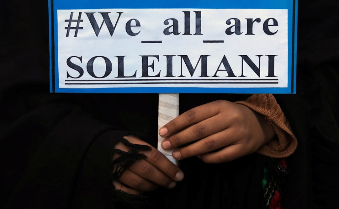 Una mujer sostiene un cartel que dice "Todos somos Soleimani" durante una protesta por la muerte del general iraní Qassem Soleimani - Foto: Fayaz Aziz/REUTERS