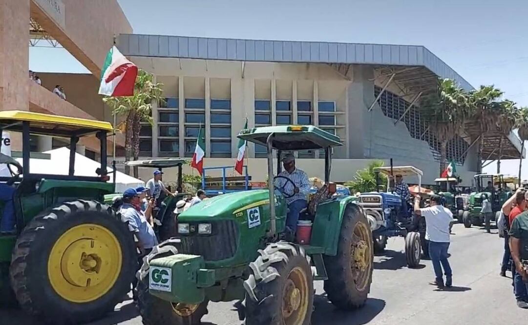 Agricultores del Valle del Yaqui y del Fuerte Mayo, se posesionaron de las oficinas federales ubicadas en las calles Sufragio Efectivo y Guerrero. / Foto: Especial