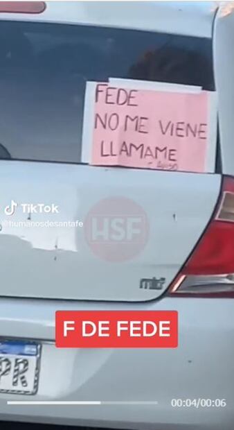 Mujer se hace viral por avisar a su novio que está embarazada con llamativo cartel en el auto