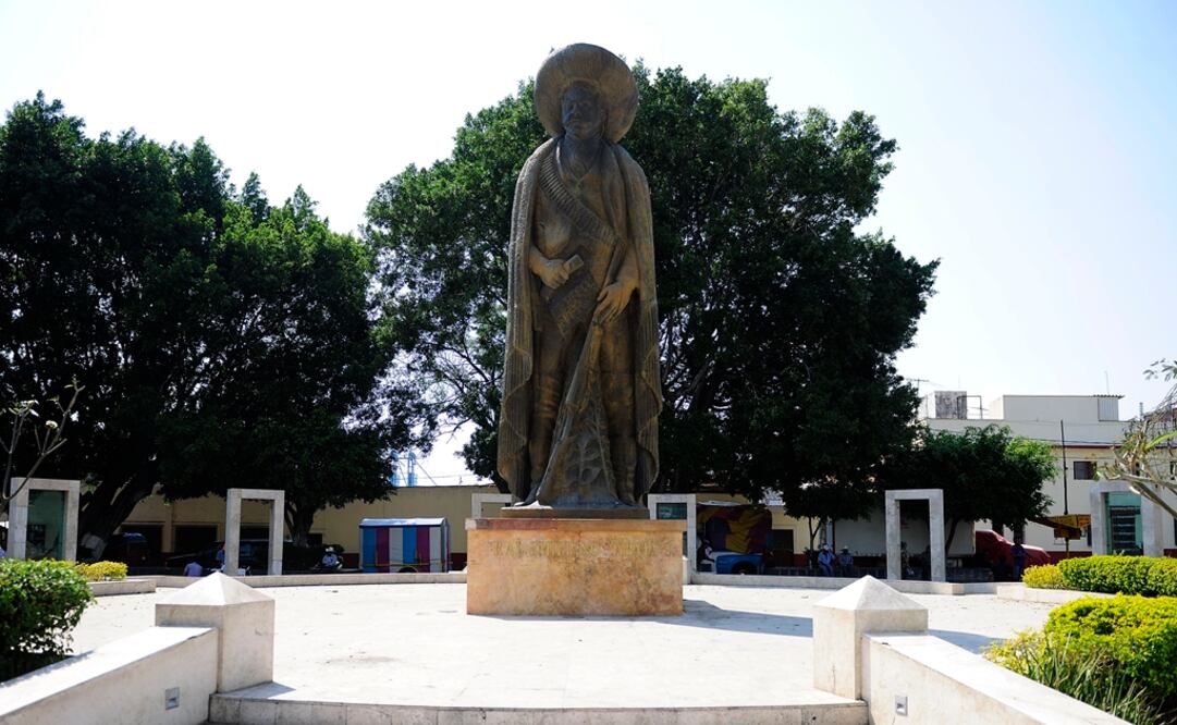 En la Plaza de la Revolución del Sur, en Cuautla, se conservan los restos del General. Es evidente la falta de mantenimiento del espacio que incluso es utilizado para arrojar basuras. FOTO: TONY RIVERA. EL UNIVERSAL