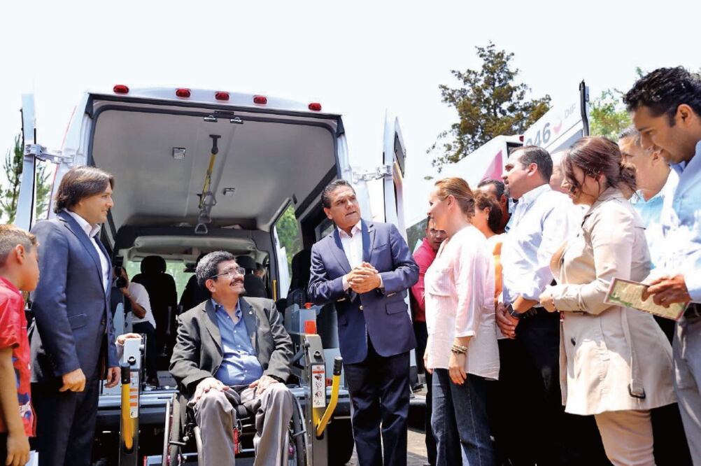 El gobernador Silvano Aureoles afirmó que su administración trabaja en la entrega de ambulancias a cada uno de los 113 municipios, así como de vehículos de apoyo para los DIF. (GOBIERNO DE MICHOACÁN)
