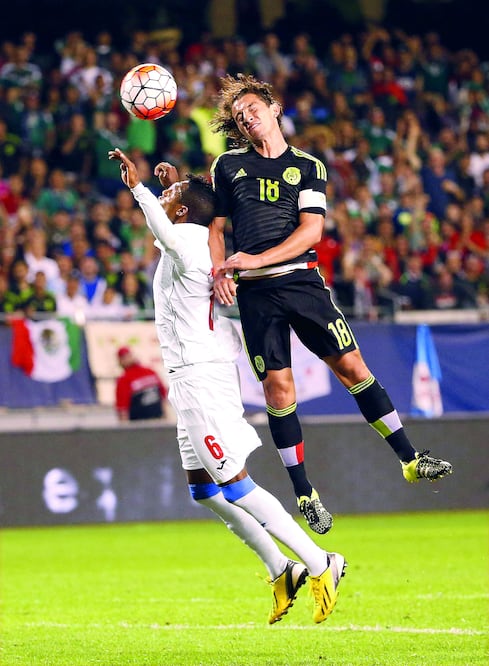 México ganó el balón prácticamente en todos los sectores de la cancha (KAMIL KRZACZYNSKY. EFE)