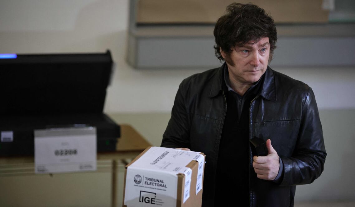 El presidente de Argentina, Javier Milei, deposita su voto en un colegio electoral durante las elecciones legislativas en la ciudad de Buenos Aires, el 18 de mayo de 2025. Foto: AFP