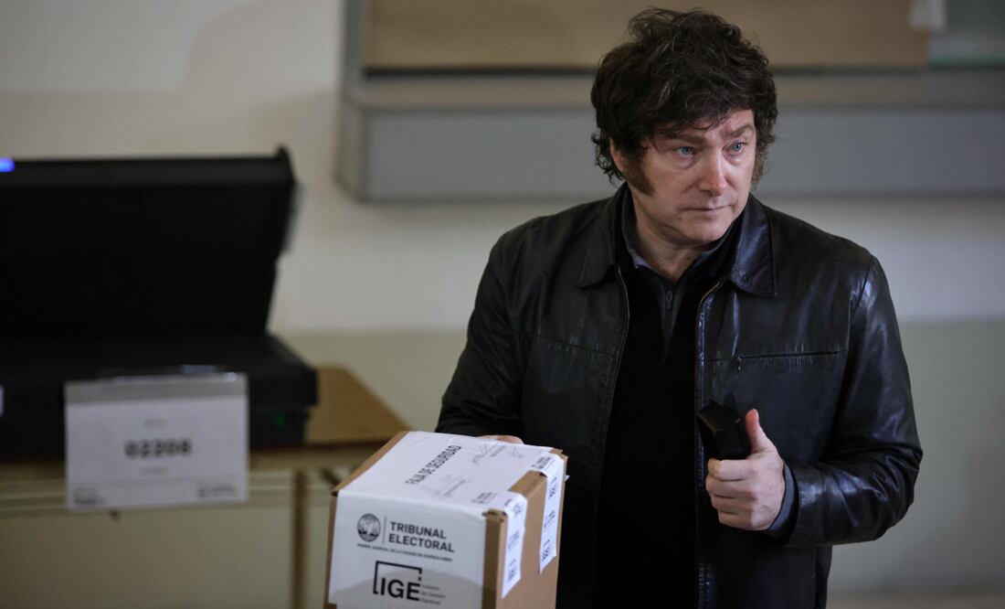 El presidente de Argentina, Javier Milei, deposita su voto en un colegio electoral durante las elecciones legislativas en la ciudad de Buenos Aires, el 18 de mayo de 2025. Foto: AFP/Archivo