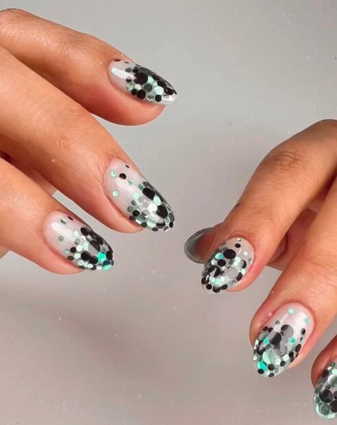 Uñas confeti. Foto: Instagram @mariposas_decolores