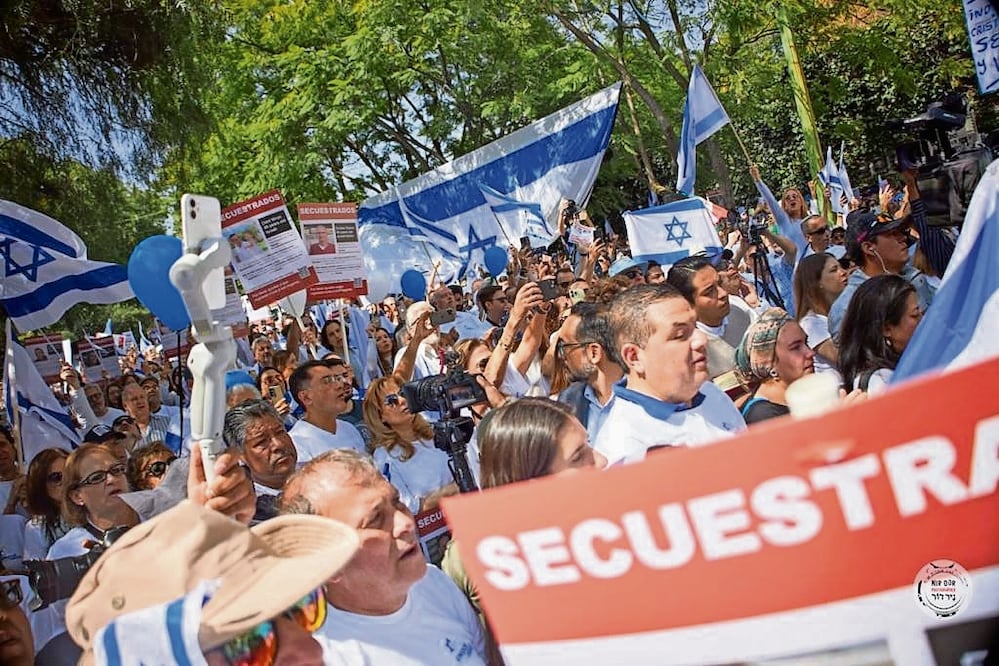 Un grupo de 200 personas se dio cita en la embajada de Israel en México en protesta por las personas secuestradas por el grupo de Hamás, entre ellas dos mexicanos. Foto: Especial