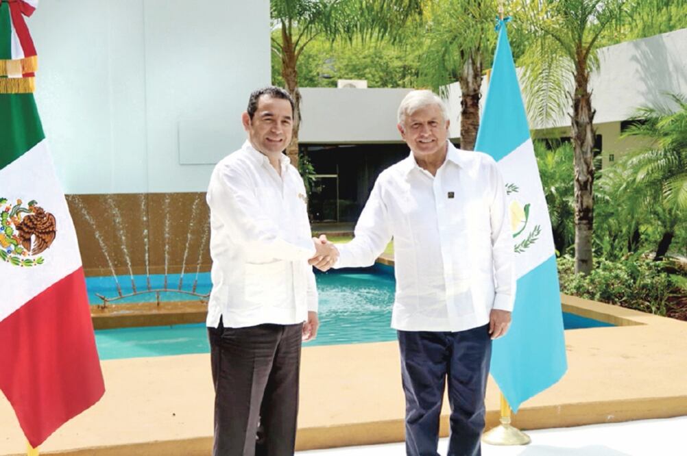 El mandatario de Guatemala, Jimmy Morales, y el presidente electo, Andrés Manuel López Obrador, en la reunión. (CORTESÍA)