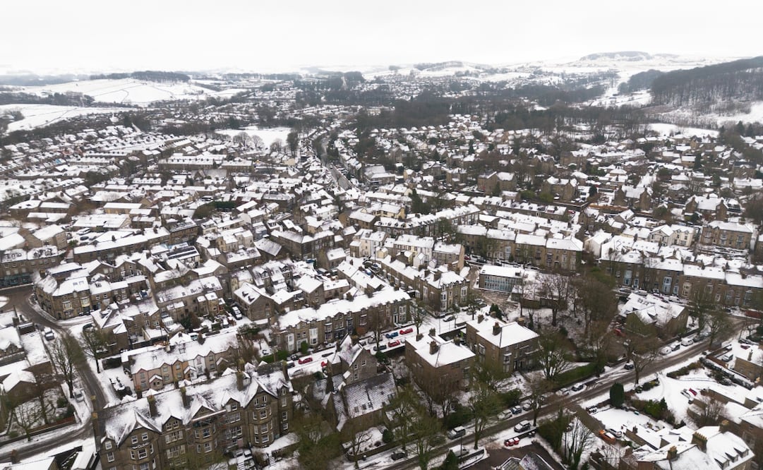 Una fotografía aérea tomada con un dron muestra la nieve cubriendo Buxton, Gran Bretaña, el 9 de enero de 2026. Las advertencias amarillas y ámbar de la Oficina Meteorológica por hielo, nieve y viento siguen vigentes en gran parte de Gran Bretaña después de que la tormenta Goretti, la primera tormenta con nombre del año, trajera fuertes nevadas y fuertes vientos. Foto: EFE