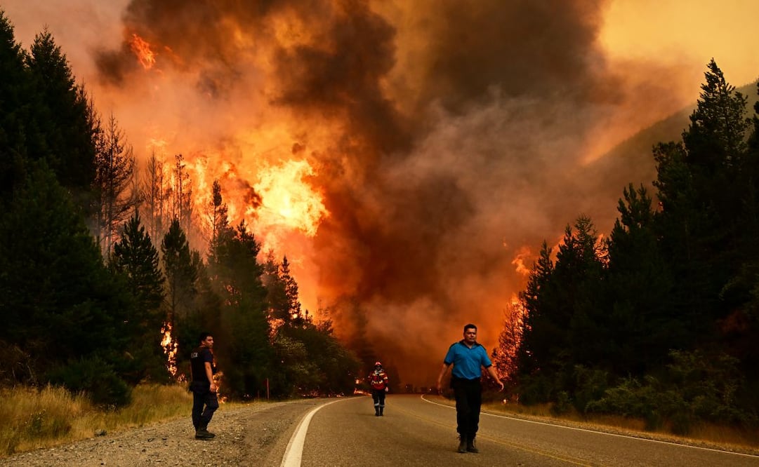 Las llamas afectan parques nacionales, ponen en riesgo infraestructura clave y reactivan alertas por cambio climático. (11/01/26) Foto: AP