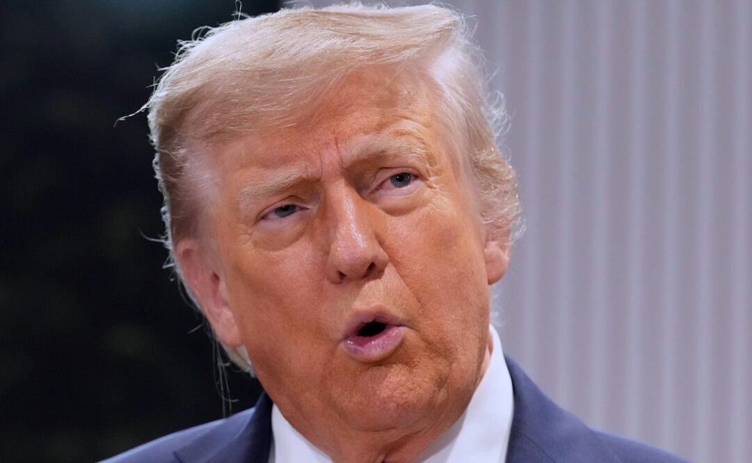 El presidente Donald Trump habla durante una reunión con el primer ministro canadiense, Mark Carney, en el marco de la Cumbre del G7, el 16 de junio de 2025, en Kananaskis, Canadá. Foto: AP