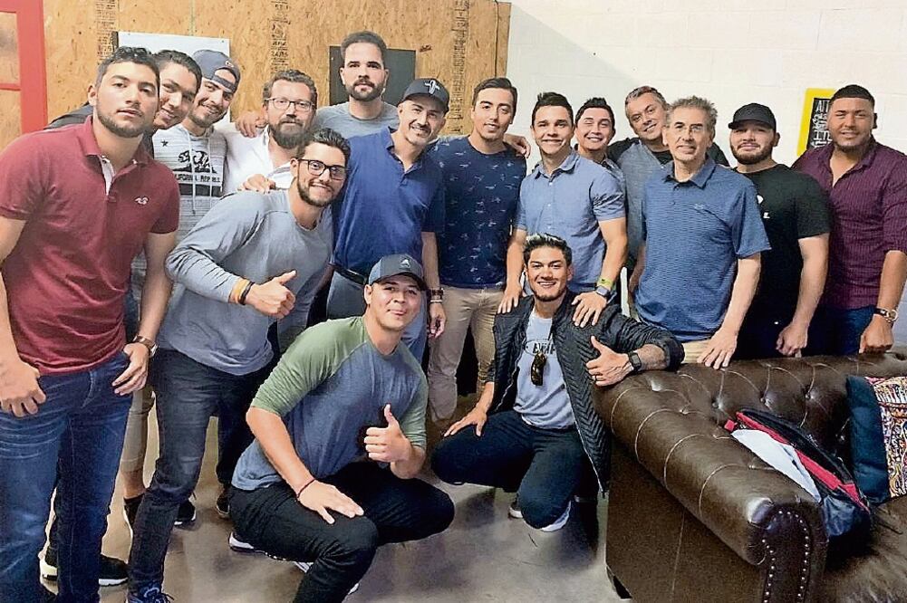 Jaime (quinto, izq-der, arriba) fue contratado por Édgar González, quien dirige proyecto gubernamental. Foto: ESPECIAL