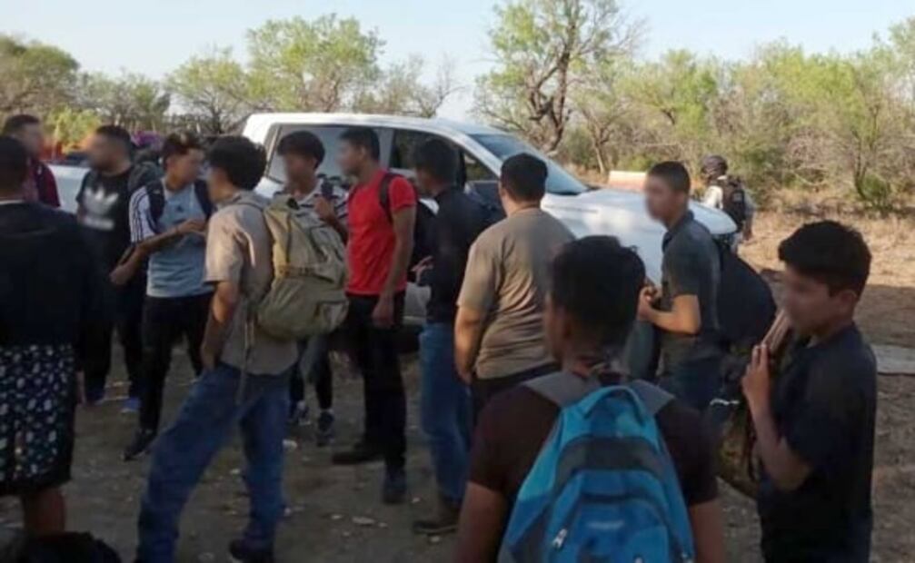 Rescatan a 129 migrantes abandonados en carretera de Nuevo León 