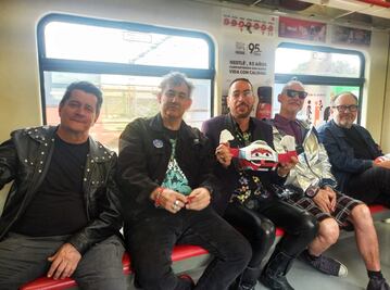 Rockeros no sólo hacen un viaje a través del tiempo, también andan en suburbano e intiman con los pasajeros