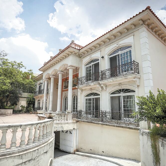 Ubicada en Sierra Madre 5151, Lomas de Chapultepec, Ciudad de México, la casa cuenta con mil 566 metros cuadrados construidos, sobre un terreno de mil 218 metros cuadrados. FOTOS: DIEGO SIMÓN. EL UNIVERSAL 