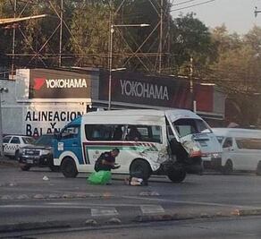 Reportan 2 muertos tras choque entre combi y tráiler en avenida López Portillo en Coacalco