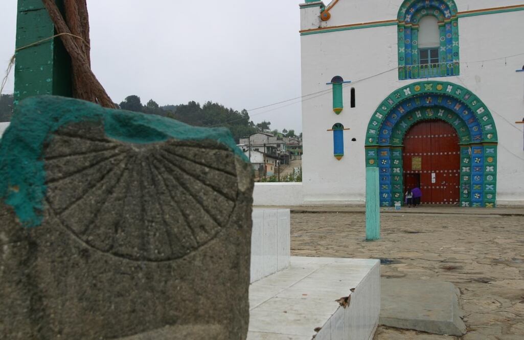 Los tzotziles tienen un reloj solar esculpido en piedra, frente al templo de San Juan, para confirmar que ellos se rigen por la hora de Dios Foto: Fredy Martín Pérez/ EL UNIVERSAL
