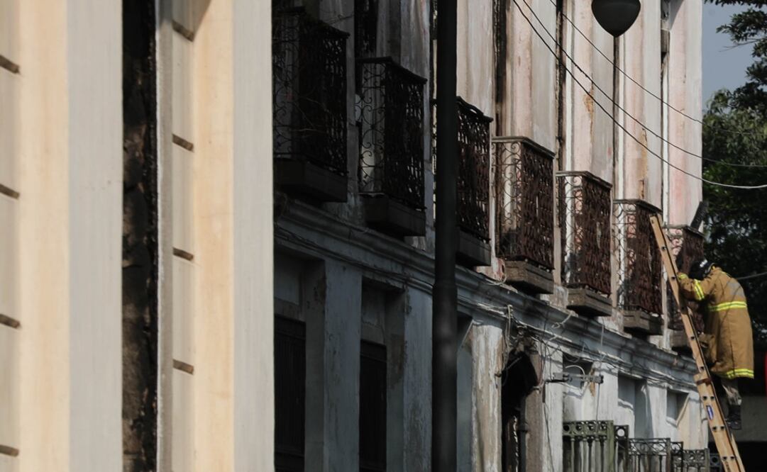 Un bombero trabaja en el Museo Nacional de Río de Janeiro. Foto: Antonio Lacerda/ EL UNIVERSAL