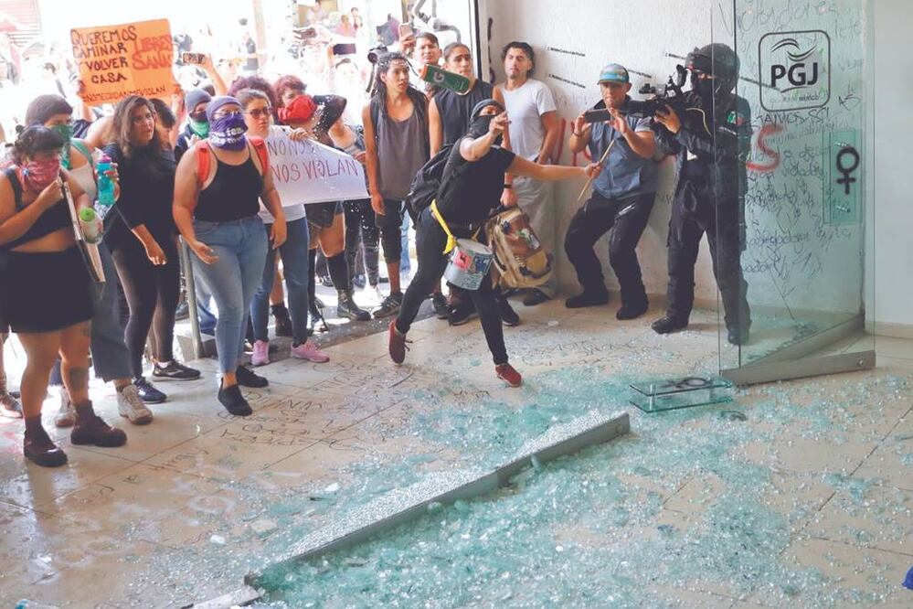 Mujeres integrantes de diversos colectivos protestaron y realizaron desmanes frente a las instalaciones de la procuraduría capitalina, para exigir el esclarecimiento del caso de violación de una menor por cuatro policías. Fotos/IVÁN STEPHENS. EL UNIVERSAL