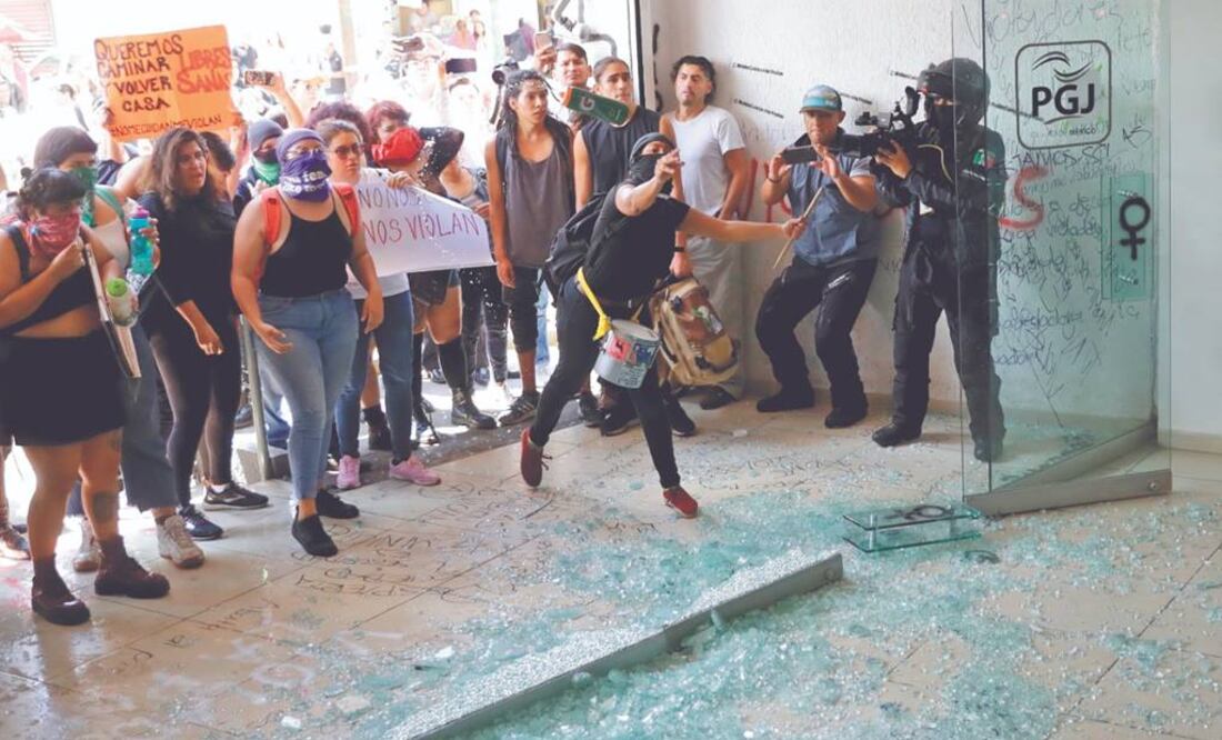 Mujeres integrantes de diversos colectivos protestaron y realizaron desmanes frente a las instalaciones de la procuraduría capitalina, para exigir el esclarecimiento del caso de violación de una menor por cuatro policías. Fotos/IVÁN STEPHENS. EL UNIVERSAL