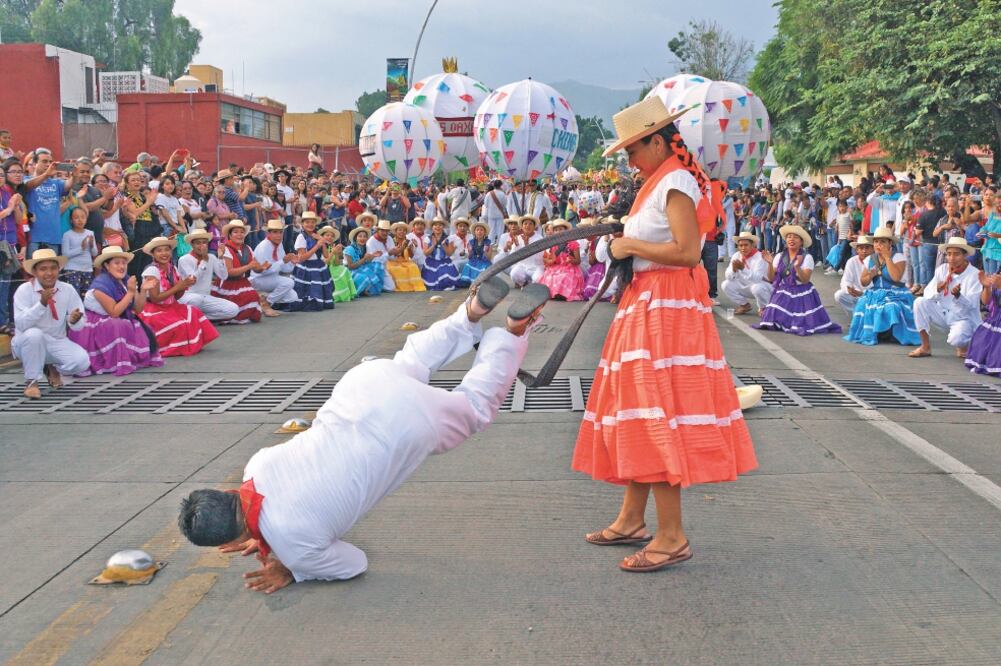 Mujeres y hombres ataviados con los trajes típicos de las ocho regiones del estado disfrutaron de la música regional y los bailes tradicionales. Foto/Edwin Hernández. El Universal 