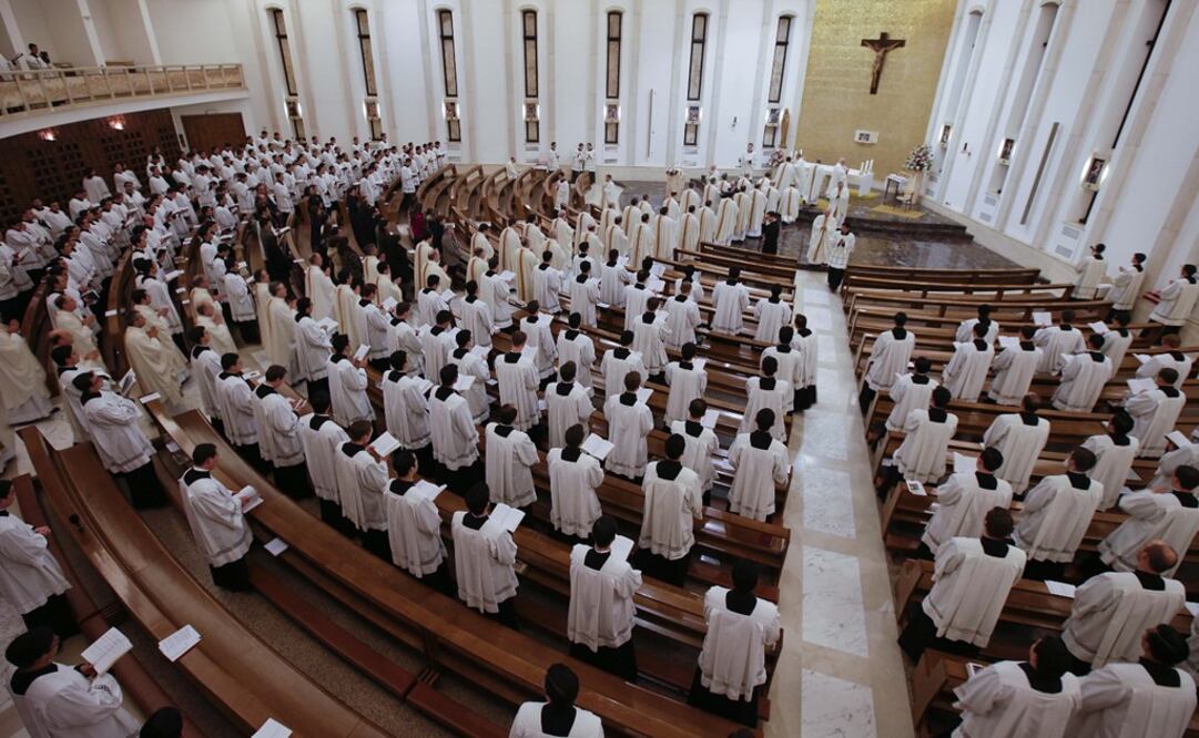 Priests enter in procession for a mass led by Father Eduardo Robles Gil, the new leader of the Legionaries of Christ order in 2014 - Photo: Max Rossi/REUTERS