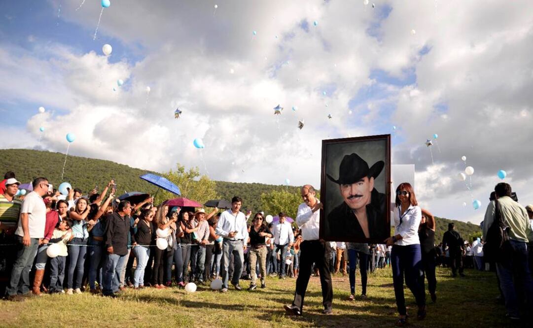 Joan Sebastian firmó recientemente su contrato con Sony Music Latin y comunicó a su familia sus deseos para que este álbum se compartiera con el mundo, así fuera en su ausencia. FOTO: Tony Rivera/AP.